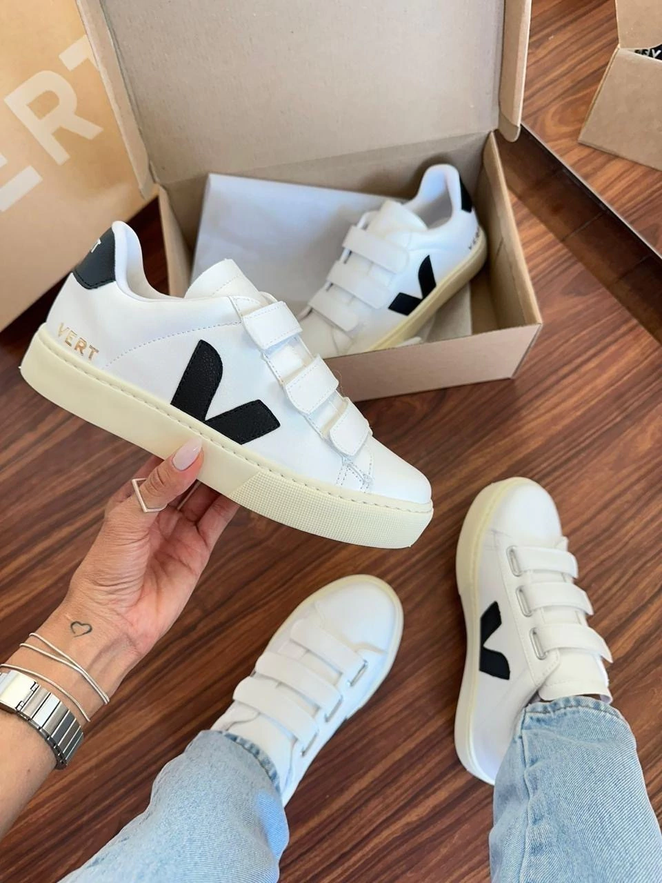 Tênis V Casual Velcro Branco e Preto