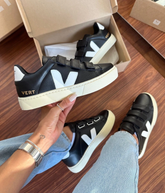 Tênis V Casual Velcro Preto e Branco