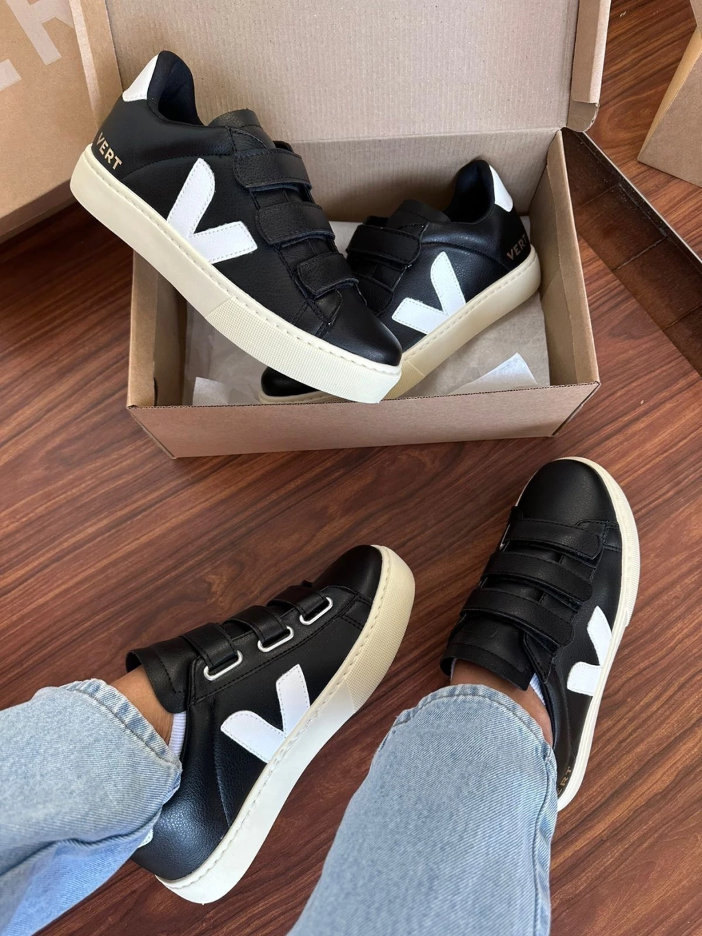 Tênis V Casual Velcro Preto e Branco