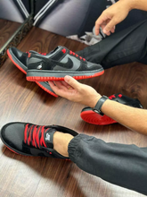 Dunk Low Camurça – Preto e Vermelho