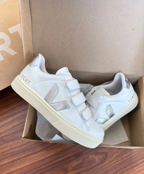 Tênis V Casual Velcro Branco e Prata
