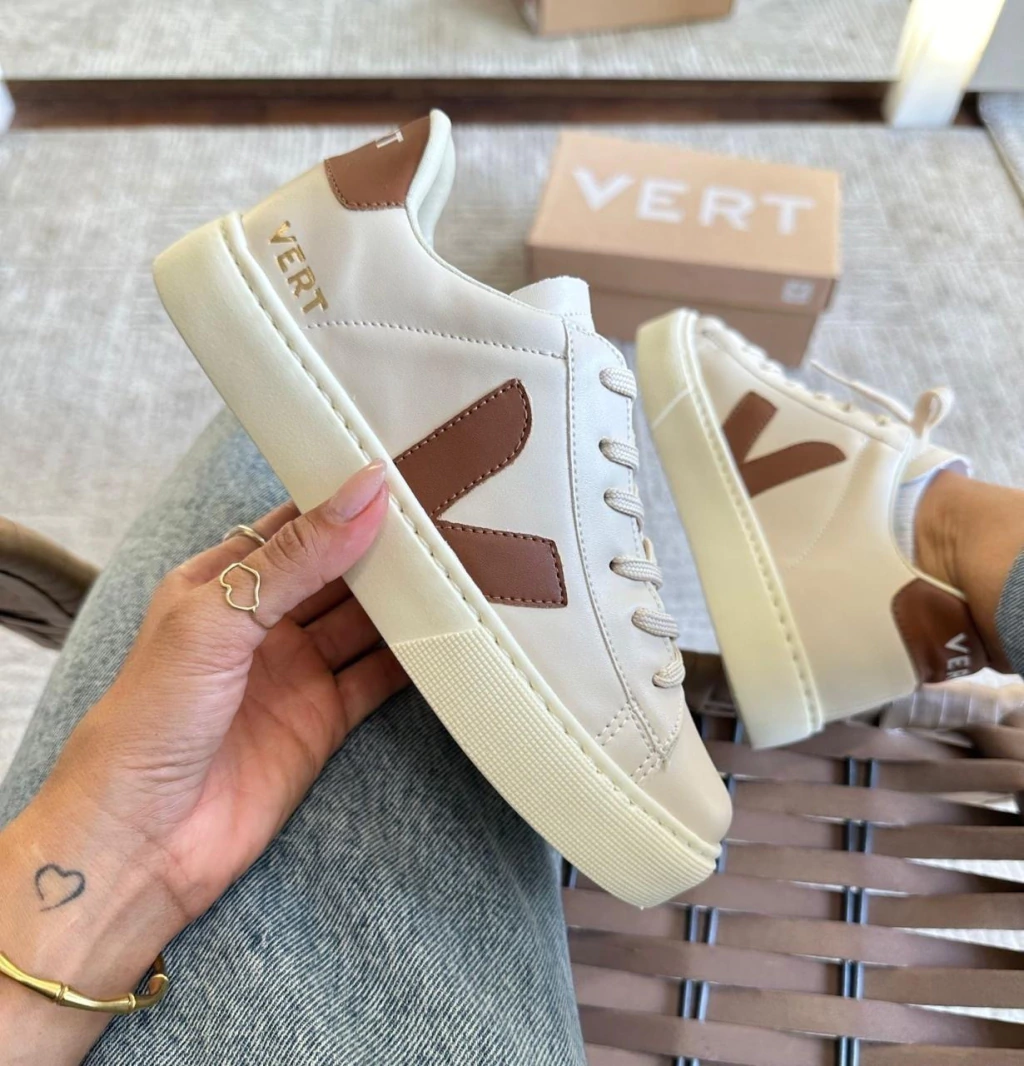 Tênis V Casual Marrom com Cadarço