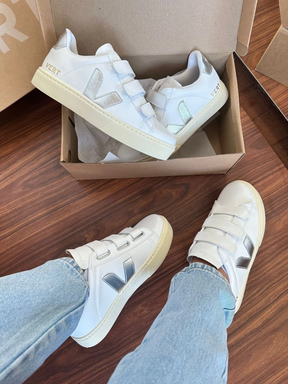 Tênis V Casual Velcro Branco e Prata