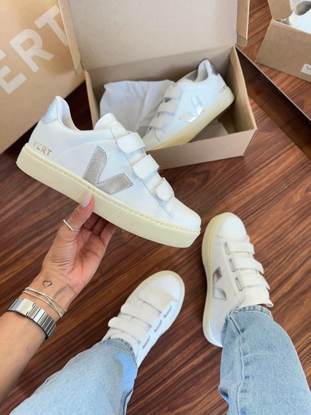 Tênis V Casual Velcro Branco e Prata