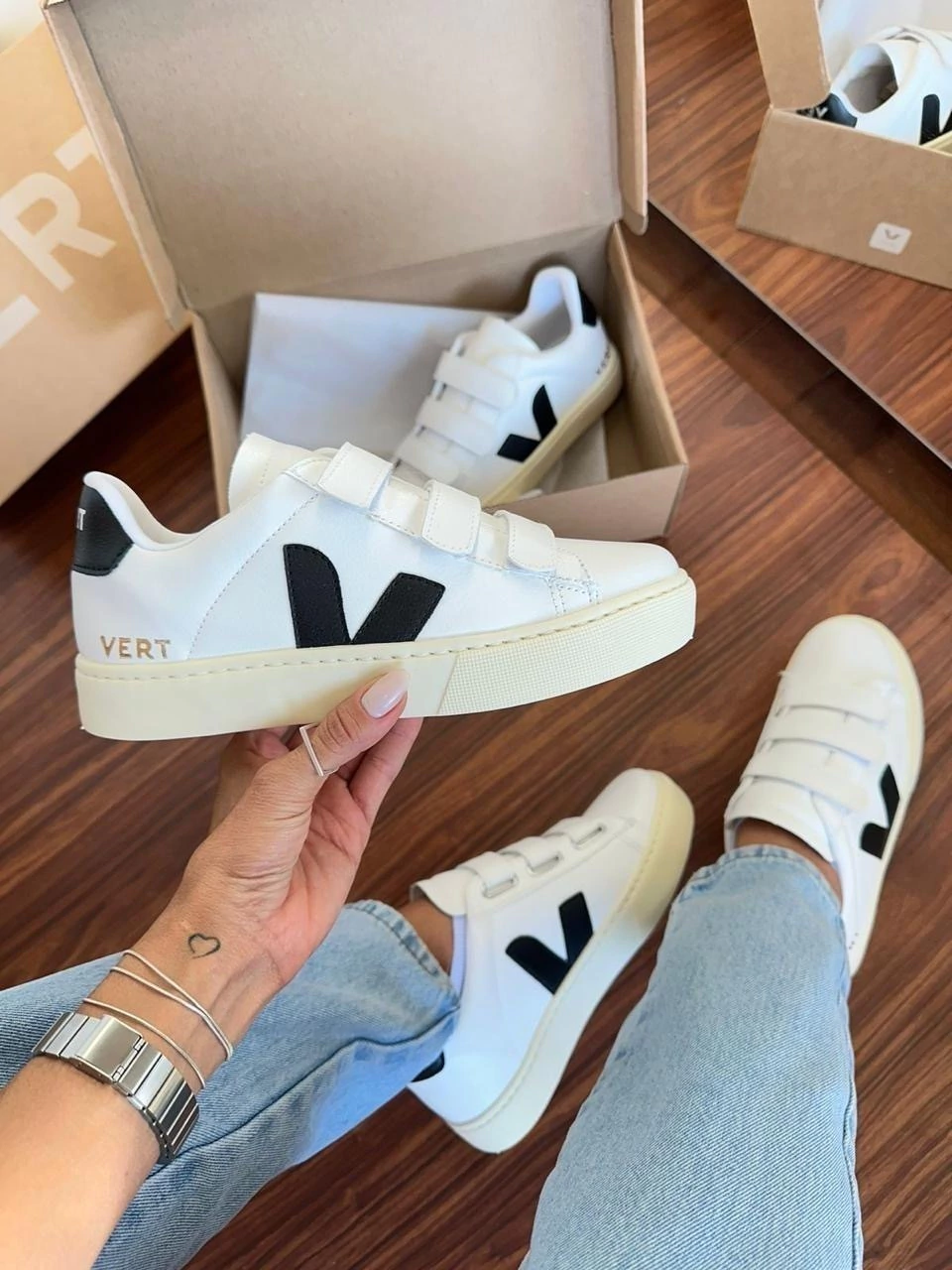 Tênis V Casual Velcro Branco e Preto