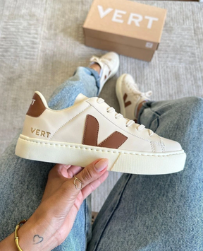 Tênis V Casual Marrom com Cadarço