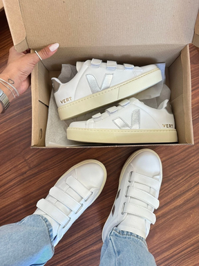 Tênis V Casual Velcro Branco e Prata