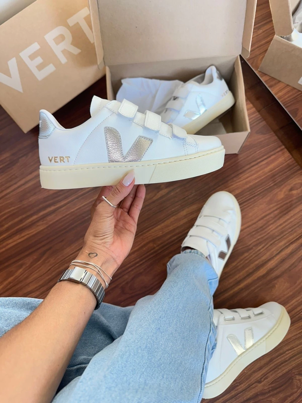 Tênis V Casual Velcro Branco e Prata