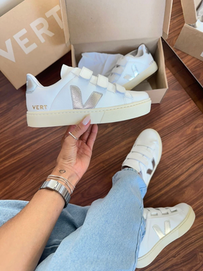 Tênis V Casual Velcro Branco e Prata