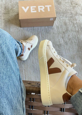 Tênis V Casual Marrom com Cadarço