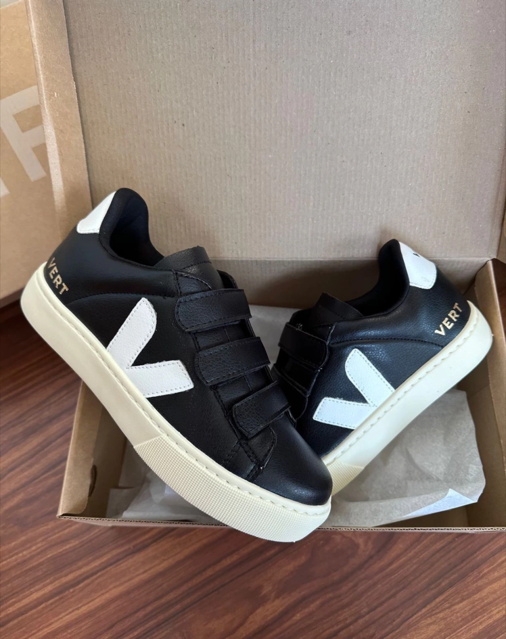 Tênis V Casual Velcro Preto e Branco