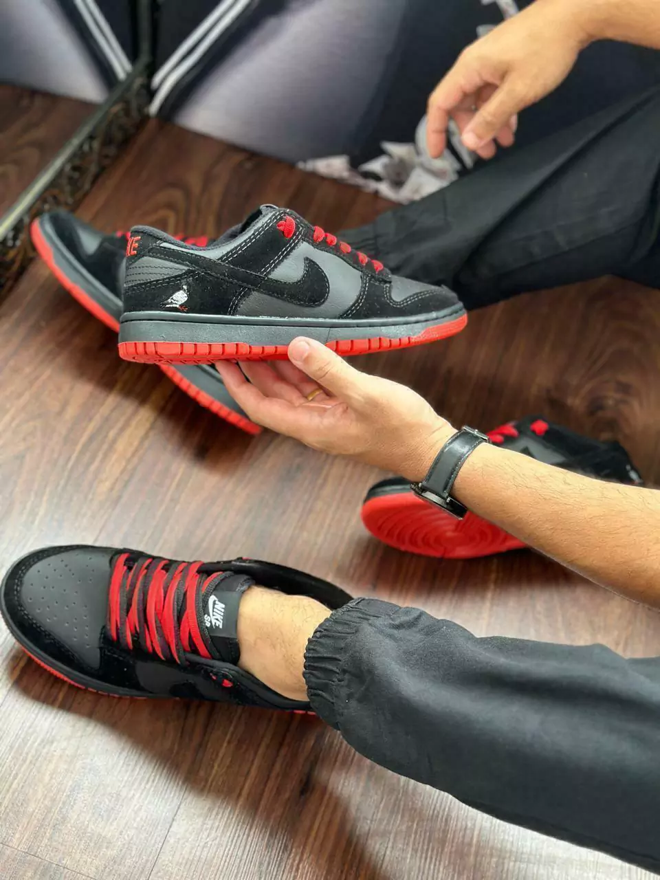 Dunk Low Camurça – Preto e Vermelho