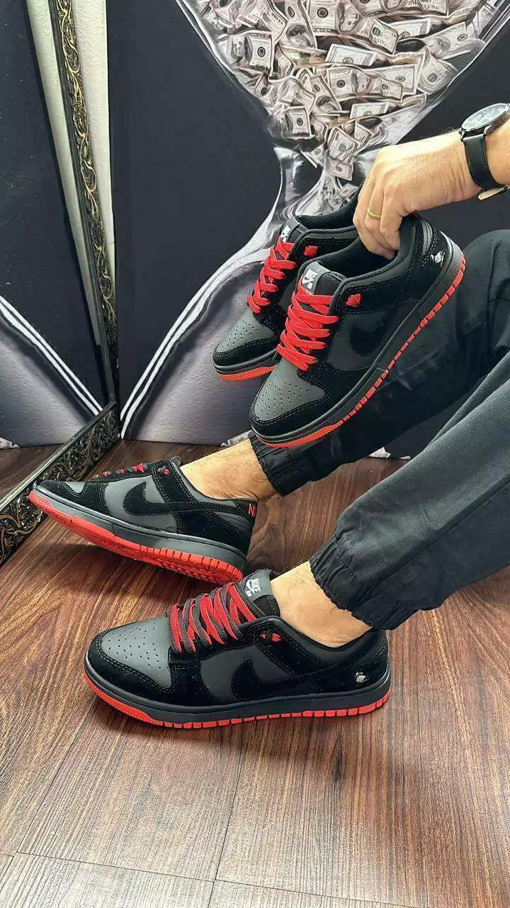Dunk Low Camurça – Preto e Vermelho