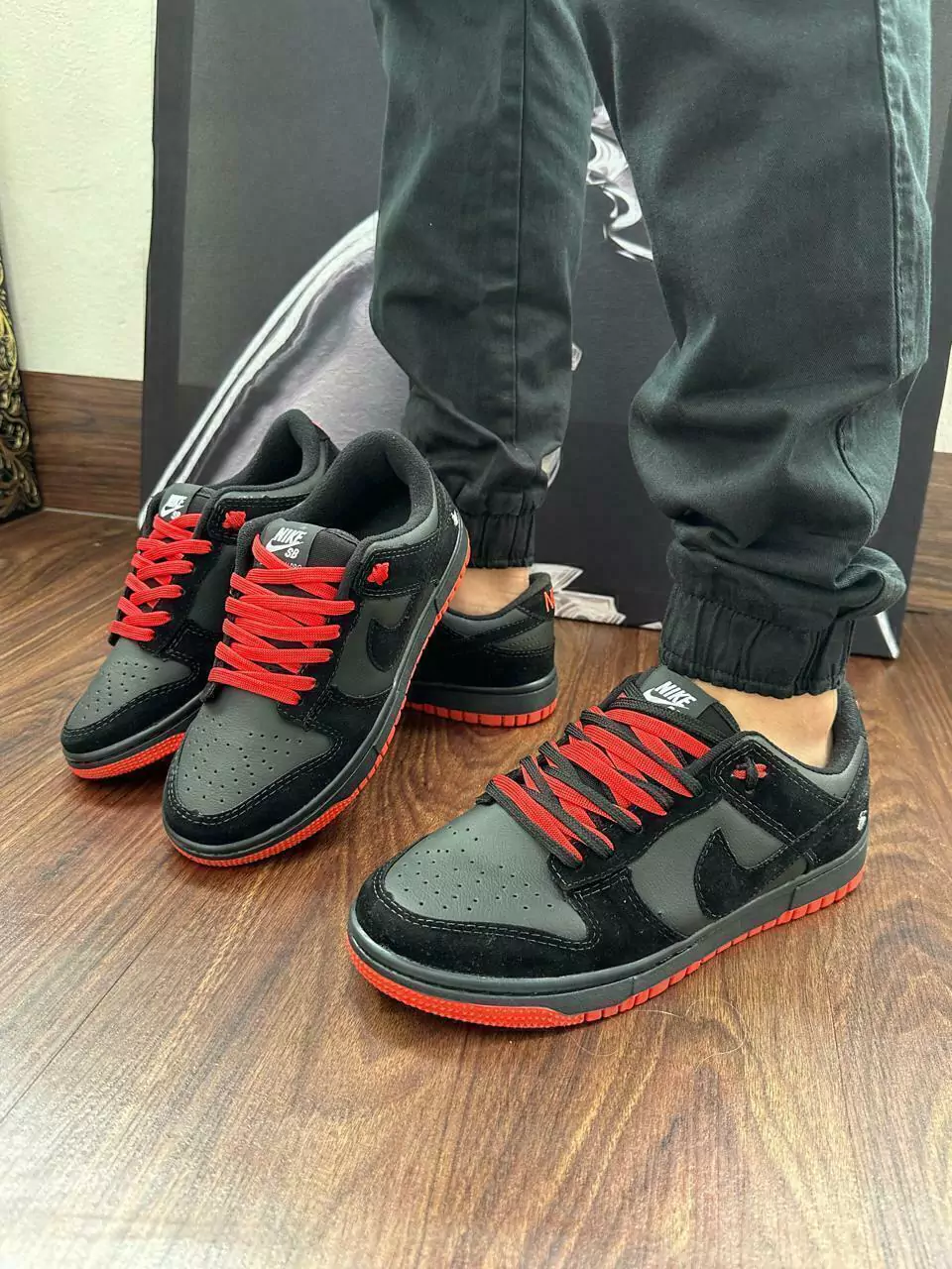 Dunk Low Camurça – Preto e Vermelho